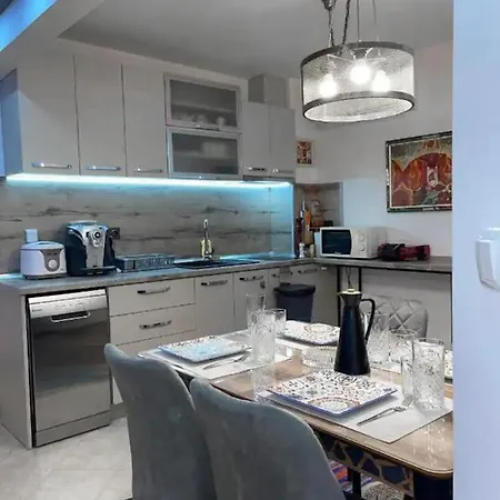 Luxury With 3 Bedrooms Apartment